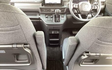 Honda Stepwgn, 2022 год, 2 080 000 рублей, 21 фотография