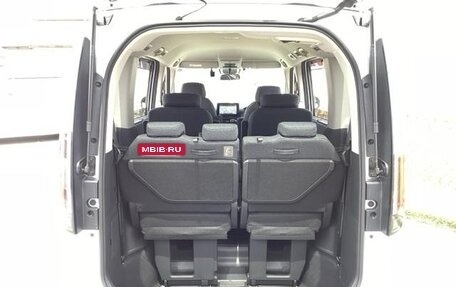 Honda Stepwgn, 2022 год, 2 080 000 рублей, 26 фотография