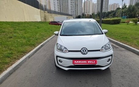 Volkswagen up! I рестайлинг, 2018 год, 1 250 000 рублей, 2 фотография