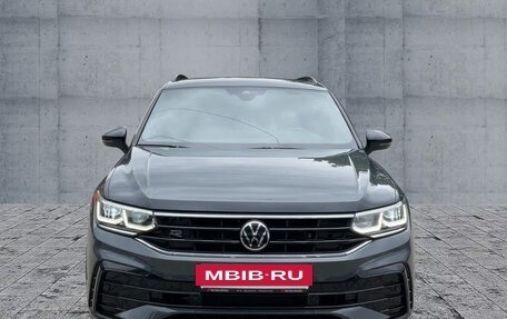 Volkswagen Tiguan II, 2022 год, 3 800 000 рублей, 2 фотография