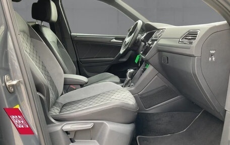 Volkswagen Tiguan II, 2022 год, 3 800 000 рублей, 13 фотография
