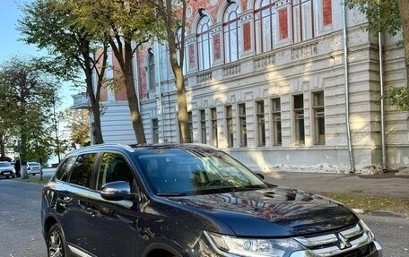 Mitsubishi Outlander III рестайлинг 3, 2016 год, 1 640 000 рублей, 3 фотография