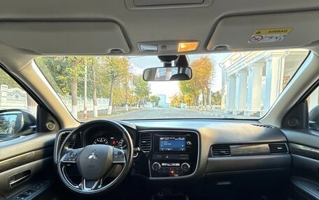 Mitsubishi Outlander III рестайлинг 3, 2016 год, 1 640 000 рублей, 13 фотография