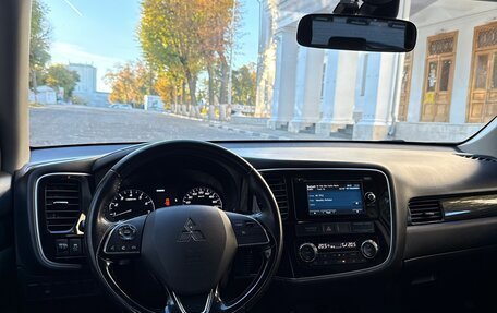 Mitsubishi Outlander III рестайлинг 3, 2016 год, 1 640 000 рублей, 15 фотография