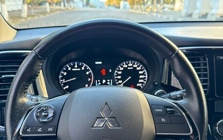 Mitsubishi Outlander III рестайлинг 3, 2016 год, 1 640 000 рублей, 12 фотография