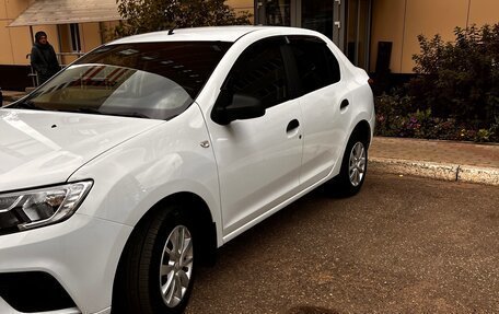 Renault Logan II, 2018 год, 1 000 000 рублей, 2 фотография