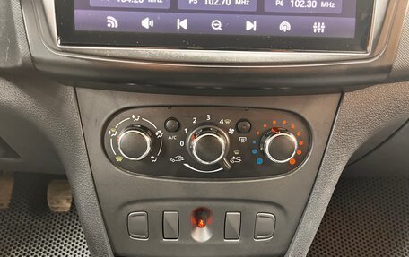 Renault Logan II, 2018 год, 1 000 000 рублей, 19 фотография