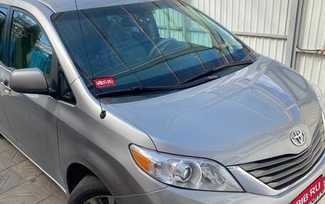Toyota Sienna III, 2013 год, 2 500 000 рублей, 1 фотография