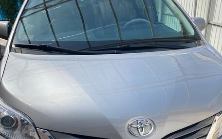 Toyota Sienna III, 2013 год, 2 500 000 рублей, 2 фотография