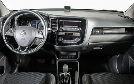 Mitsubishi Outlander III рестайлинг 3, 2018 год, 2 280 000 рублей, 11 фотография