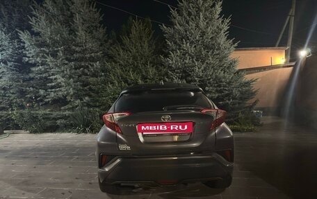 Toyota C-HR I рестайлинг, 2018 год, 2 200 000 рублей, 12 фотография