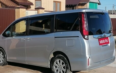 Toyota Noah III, 2016 год, 2 000 000 рублей, 4 фотография