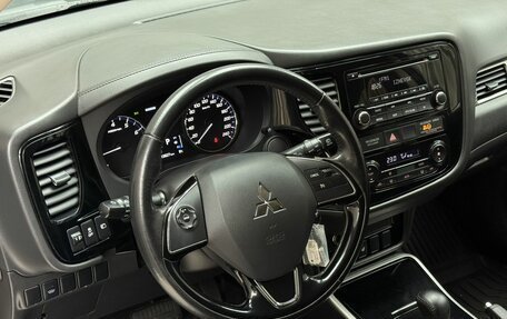 Mitsubishi Outlander III рестайлинг 3, 2017 год, 1 999 000 рублей, 10 фотография