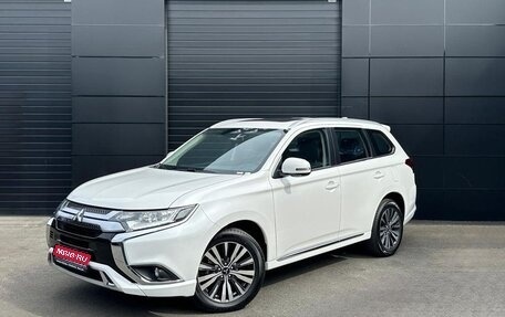 Mitsubishi Outlander III рестайлинг 3, 2022 год, 2 600 000 рублей, 1 фотография