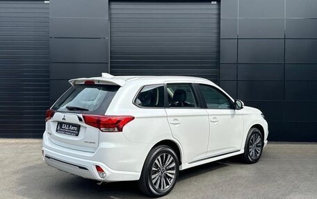 Mitsubishi Outlander III рестайлинг 3, 2022 год, 2 600 000 рублей, 3 фотография