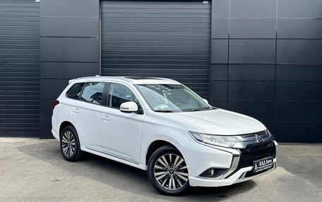 Mitsubishi Outlander III рестайлинг 3, 2022 год, 2 600 000 рублей, 2 фотография