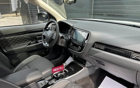 Mitsubishi Outlander III рестайлинг 3, 2022 год, 2 600 000 рублей, 4 фотография