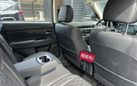 Mitsubishi Outlander III рестайлинг 3, 2022 год, 2 600 000 рублей, 5 фотография