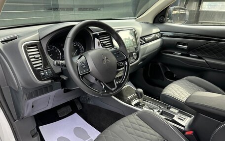 Mitsubishi Outlander III рестайлинг 3, 2022 год, 2 600 000 рублей, 14 фотография