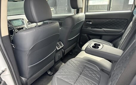 Mitsubishi Outlander III рестайлинг 3, 2022 год, 2 600 000 рублей, 10 фотография