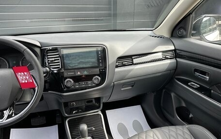 Mitsubishi Outlander III рестайлинг 3, 2022 год, 2 600 000 рублей, 7 фотография