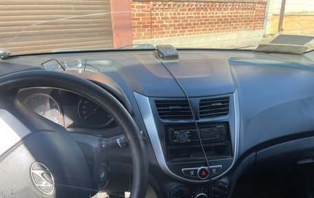 Hyundai Solaris II рестайлинг, 2012 год, 650 000 рублей, 11 фотография