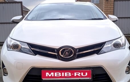 Toyota Auris II, 2013 год, 1 360 000 рублей, 2 фотография