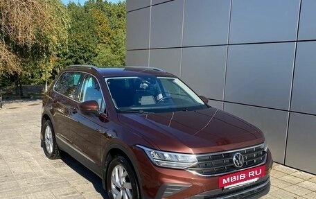 Volkswagen Tiguan II, 2021 год, 2 700 000 рублей, 2 фотография