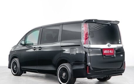 Toyota Noah III, 2019 год, 2 325 077 рублей, 2 фотография