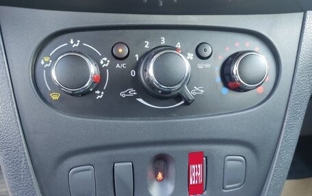 Renault Logan II, 2019 год, 799 000 рублей, 11 фотография