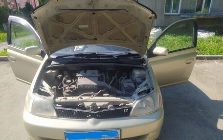 Toyota Platz, 2002 год, 380 000 рублей, 3 фотография