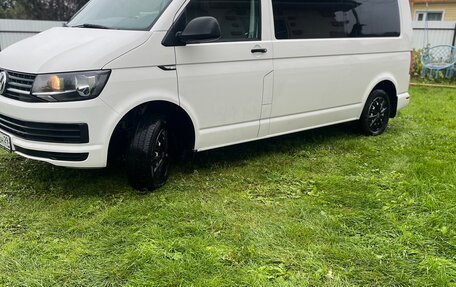 Volkswagen Caravelle T6 рестайлинг, 2018 год, 3 350 000 рублей, 1 фотография