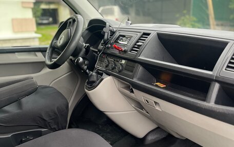 Volkswagen Caravelle T6 рестайлинг, 2018 год, 3 350 000 рублей, 24 фотография