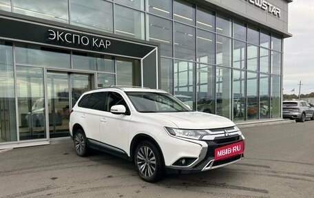 Mitsubishi Outlander III рестайлинг 3, 2018 год, 1 745 000 рублей, 3 фотография