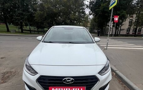 Hyundai Solaris II рестайлинг, 2017 год, 1 100 000 рублей, 1 фотография