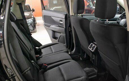 Mitsubishi Outlander III рестайлинг 3, 2020 год, 2 350 000 рублей, 12 фотография