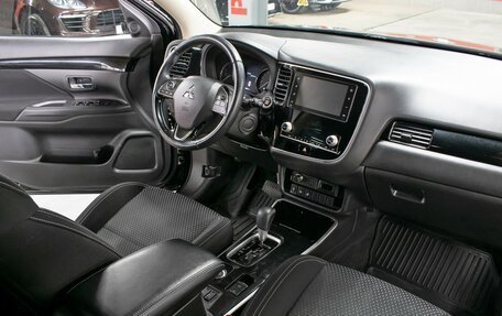 Mitsubishi Outlander III рестайлинг 3, 2020 год, 2 350 000 рублей, 11 фотография