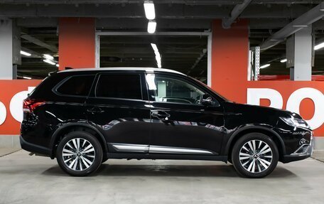 Mitsubishi Outlander III рестайлинг 3, 2020 год, 2 350 000 рублей, 4 фотография