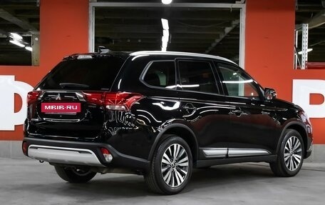 Mitsubishi Outlander III рестайлинг 3, 2020 год, 2 350 000 рублей, 5 фотография