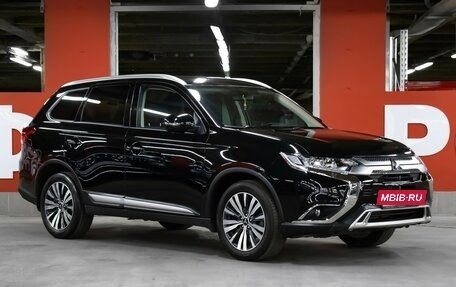 Mitsubishi Outlander III рестайлинг 3, 2020 год, 2 350 000 рублей, 3 фотография