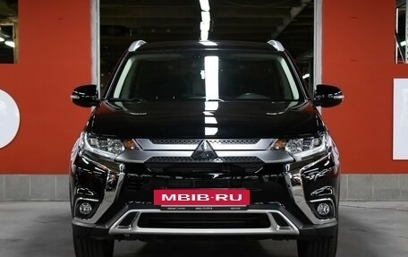 Mitsubishi Outlander III рестайлинг 3, 2020 год, 2 350 000 рублей, 2 фотография
