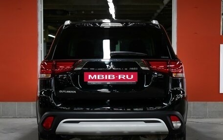 Mitsubishi Outlander III рестайлинг 3, 2020 год, 2 350 000 рублей, 6 фотография
