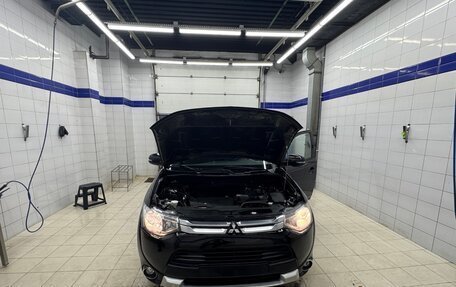 Mitsubishi Outlander III рестайлинг 3, 2014 год, 1 700 000 рублей, 2 фотография