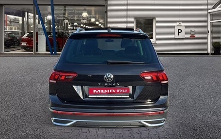 Volkswagen Tiguan II, 2021 год, 2 627 861 рублей, 7 фотография