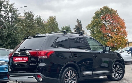 Mitsubishi Outlander III рестайлинг 3, 2019 год, 1 799 000 рублей, 4 фотография