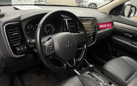 Mitsubishi Outlander III рестайлинг 3, 2019 год, 1 799 000 рублей, 10 фотография