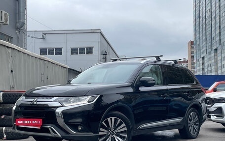 Mitsubishi Outlander III рестайлинг 3, 2019 год, 1 799 000 рублей, 2 фотография