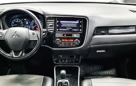 Mitsubishi Outlander III рестайлинг 3, 2018 год, 1 920 000 рублей, 5 фотография