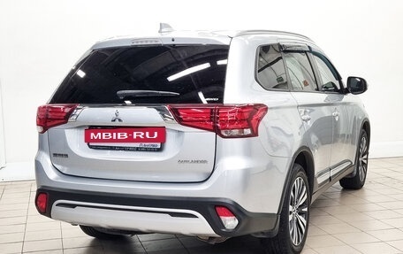 Mitsubishi Outlander III рестайлинг 3, 2018 год, 1 920 000 рублей, 4 фотография
