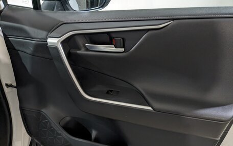 Toyota RAV4, 2019 год, 3 150 000 рублей, 24 фотография